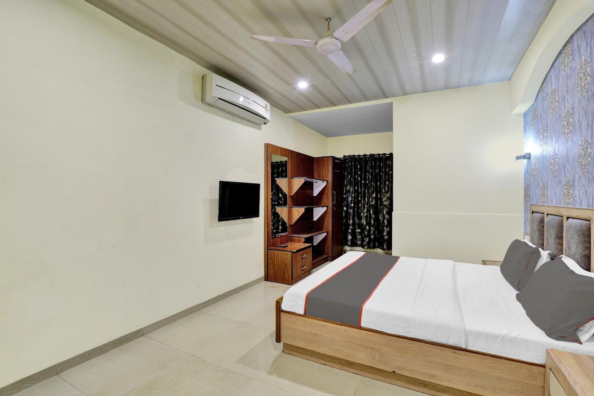 Collection O 82926 Hotel Royal Plaza Ahmedabad Exterior photo